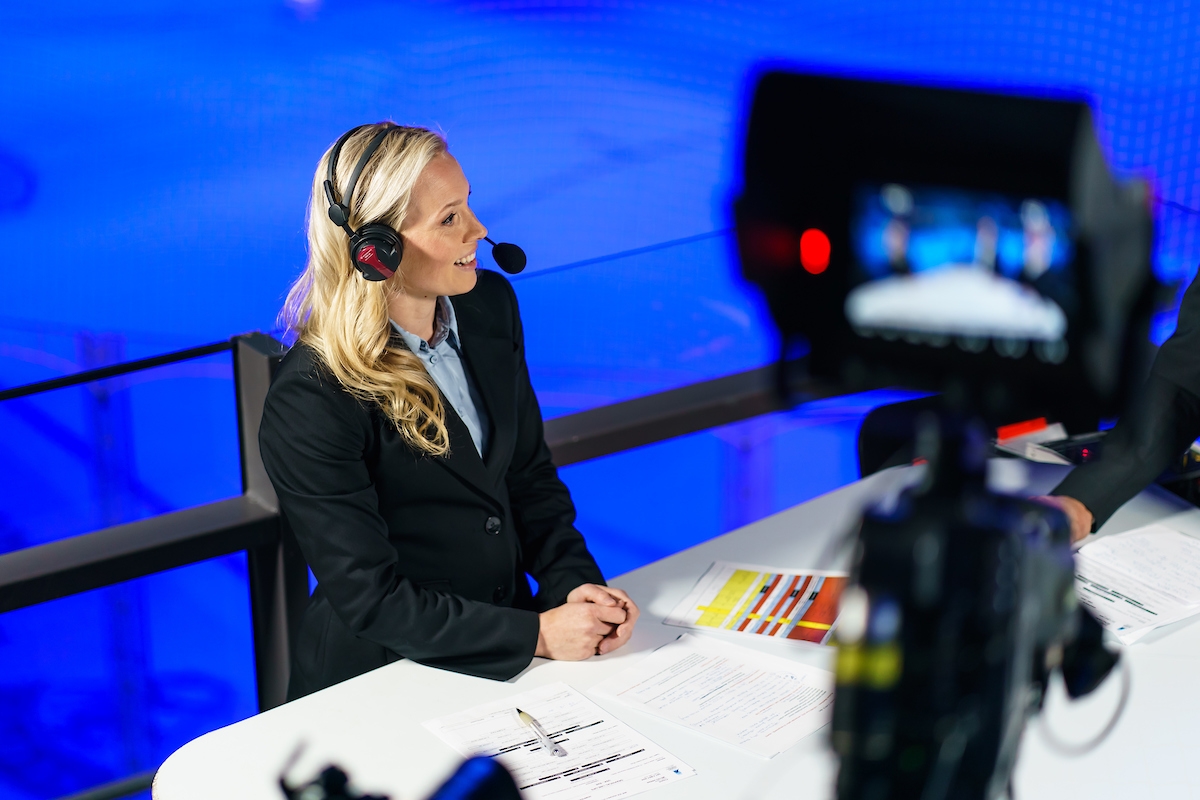 Jääkiekkostudion host toimii tulkkina asiantuntijoiden ja yleisön välillä