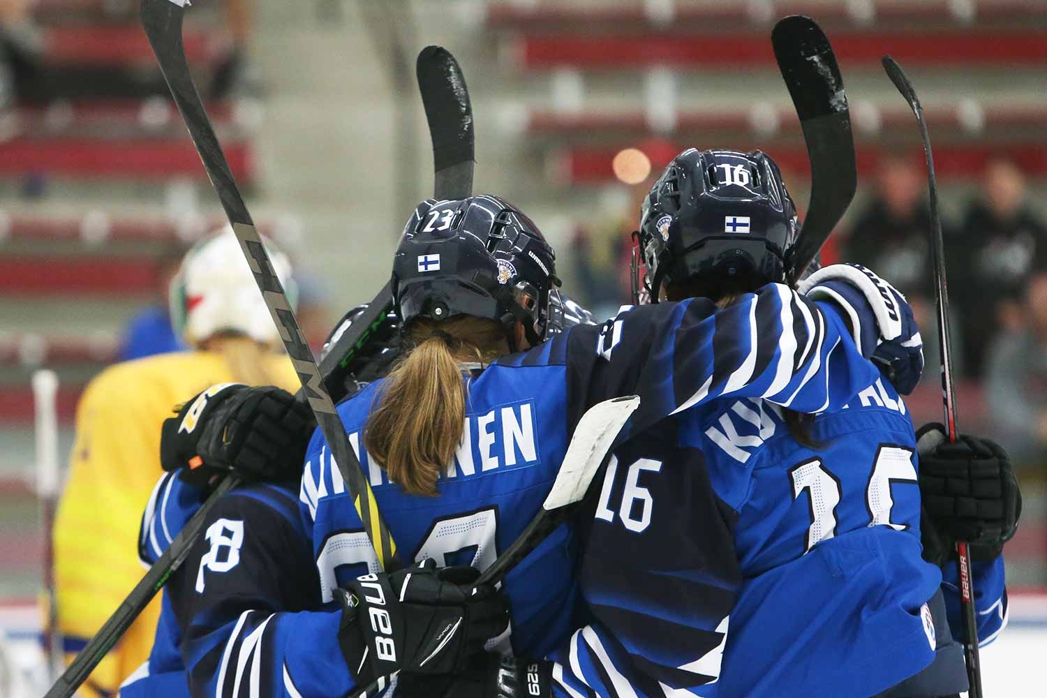 Maalikooste: Suomi voitti pronssia alle 18-vuotiaiden tyttöjen MM-kisoissa! Vanhanen laukoi hattutempun, Kyrkkö piti nollan – Näin pronssiottelu eteni