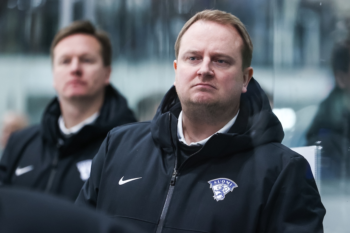 Nuoret Leijonat 2–1-voittoon Sveitsiä vastaan – ”Olimme ensimmäisessä erässä ihmeissämme kaverin luistelunopeuden ja kamppailuvoiman kanssa”