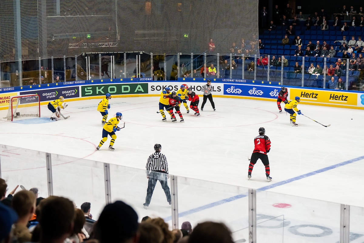 Kanada loppuotteluun, vaikka Ruotsi nousi 4–0-tilanteesta lähes tasoihin