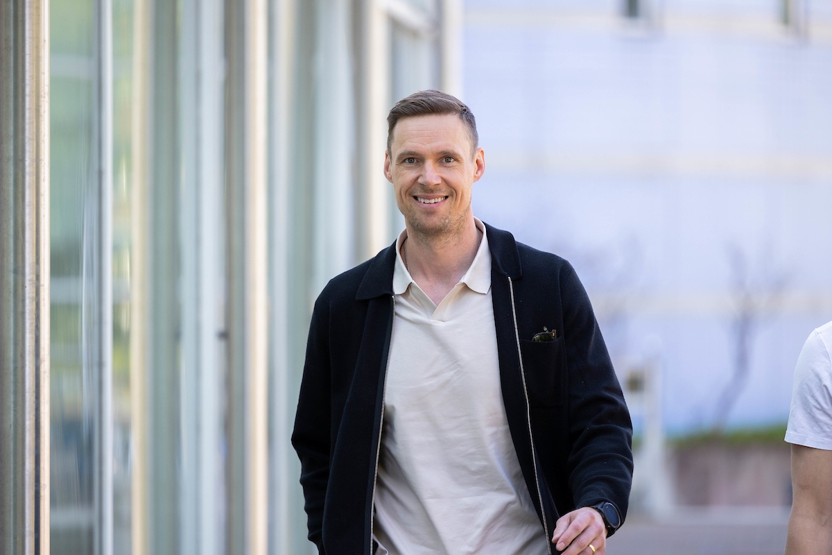 Pekka Rinne elää mukavaa eläkeläisen elämää, mutta aikaa kuluu silti jääkiekon parissa