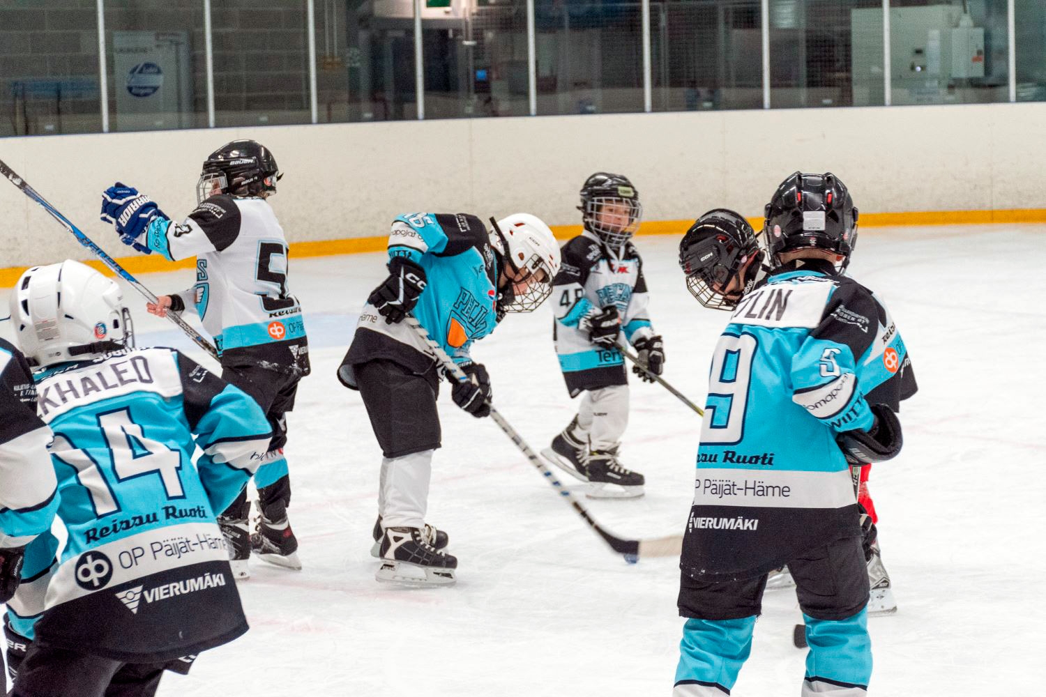Lauantaiaamupäivisin yli parikymmentä Easy Hockeyn U10-ikäluokan lasta kiekkoilee Lahden RTK Areenalla.