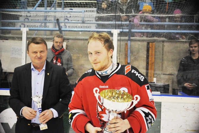 Samu Pitkäselle mestaruuspokaalin ojensi Jääkiekkoliiton liittohallituksen varapuheenjohtaja Jukka Toivakka.