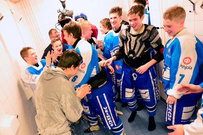 Teemut-joukkueen voitonjuhlat olivat suihkunraikkaat.