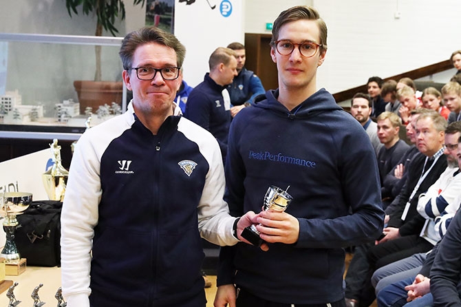 Erotuomaritoiminnan alueasiainpäällikkö Tapio Heikura ojensi parhaan erotuomarin palkinnon Janne Wuorenheimolle.