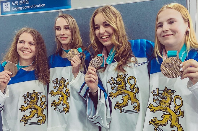 Näitä kuvia et ehkä vielä ole nähnyt - Naisleijonat mitaleineen heti palkintoseremonian jälkeen
