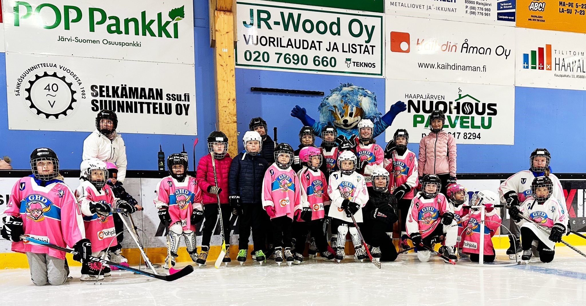 Finkey kävi moikkaamassa Haapajärvellä Kiilat Hockeyn tyttökiekkotapahtumassa uusia ja kokeneita harrastajia.