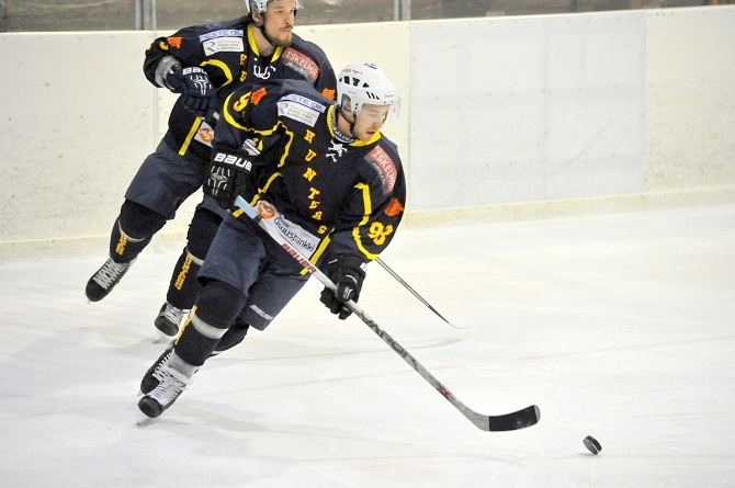 Toni Jeskanen on Huntersin sisäisen pistepörssin kärjessä. Lari Arima (taustalla) tuo kovuutta Huntersin takalinjoille.