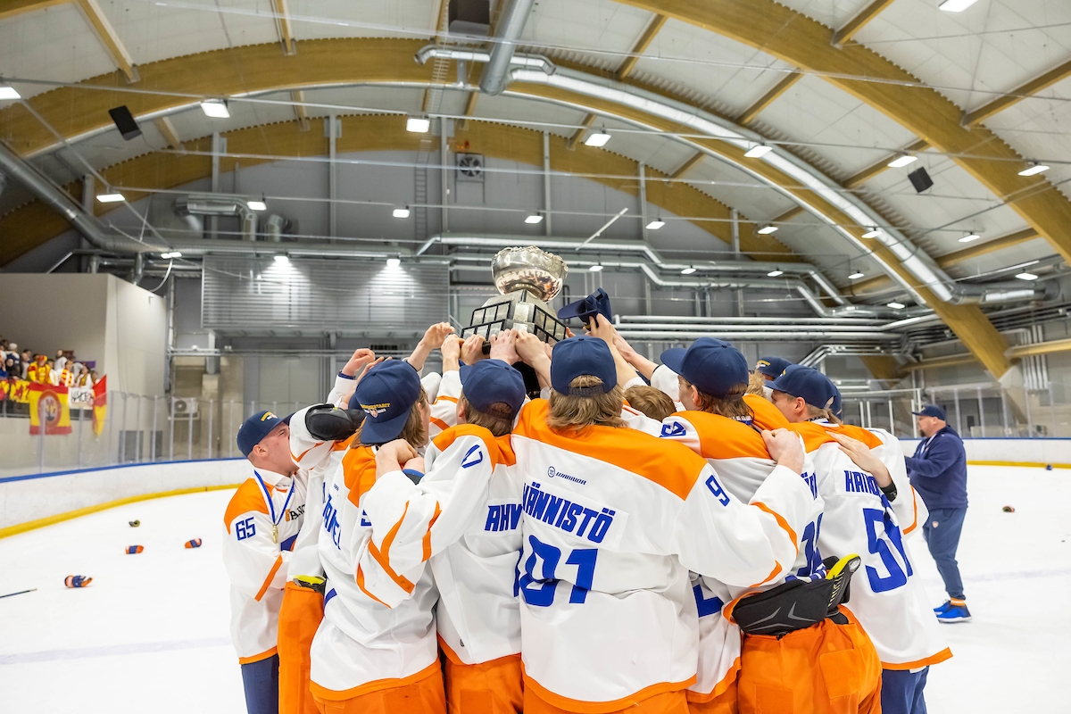 Mestari Tappara nosti Legacy Bowl -pokaalin ilmaan.