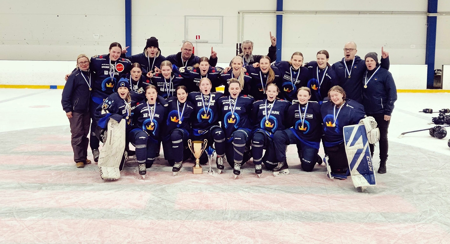 Kiekko-Espoo juhlii N20-sarjan Suomen mestaruutta.