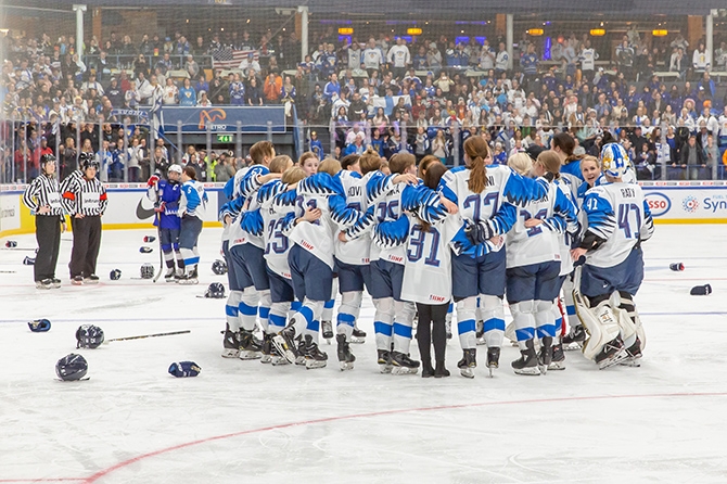 Jääkiekkoliitto palkitsee Naisleijonat kultabonuksilla