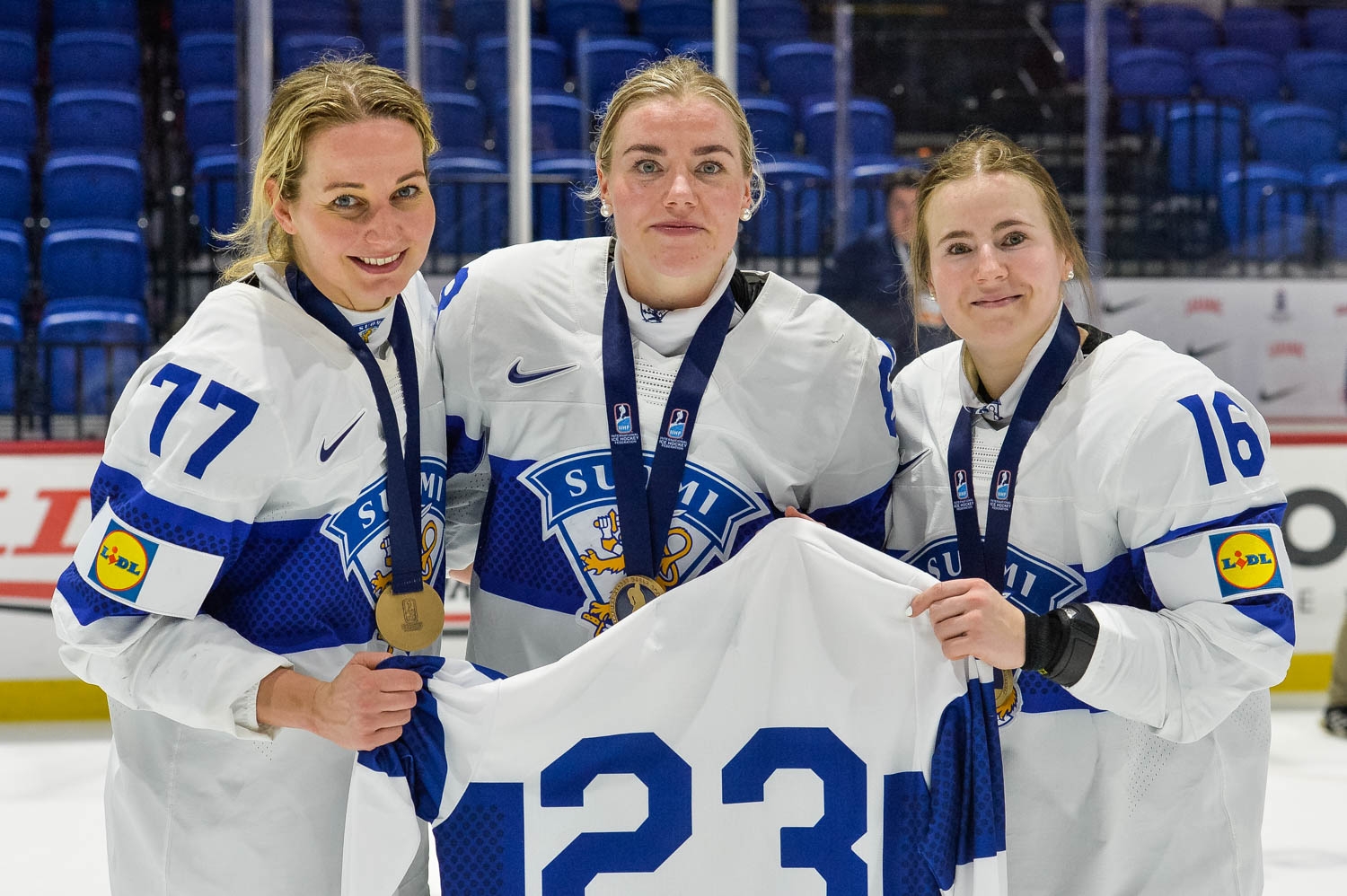 Naisleijonien mitaliriemua MM-pronssiottelun jälkeen – Kuvia