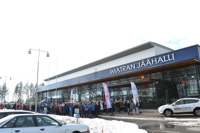 Imatran jäähallin lippuluukulla riitti tungosta ennen peliä.