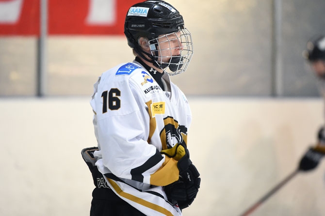 Kärppien Jesse Saarinen teki maanantaina voittomaalin ottelussa Ilvestä vastaan.