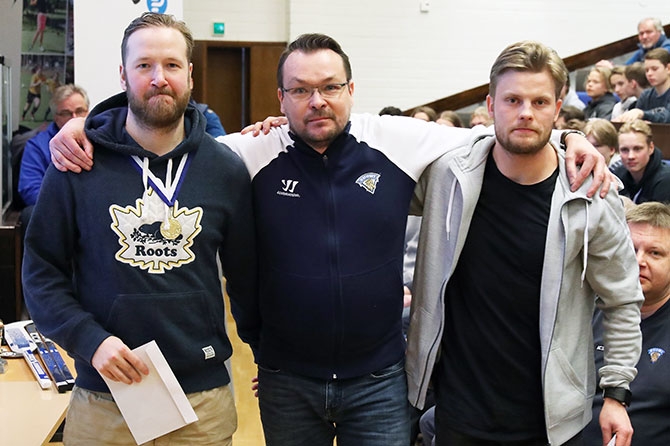 Aravirta-palkinnon Ossi Mörölle (vas.) ja Jukka Aholle (oik.) ojensi Pohjola-leirin johtaja Jukka Lamminaho.