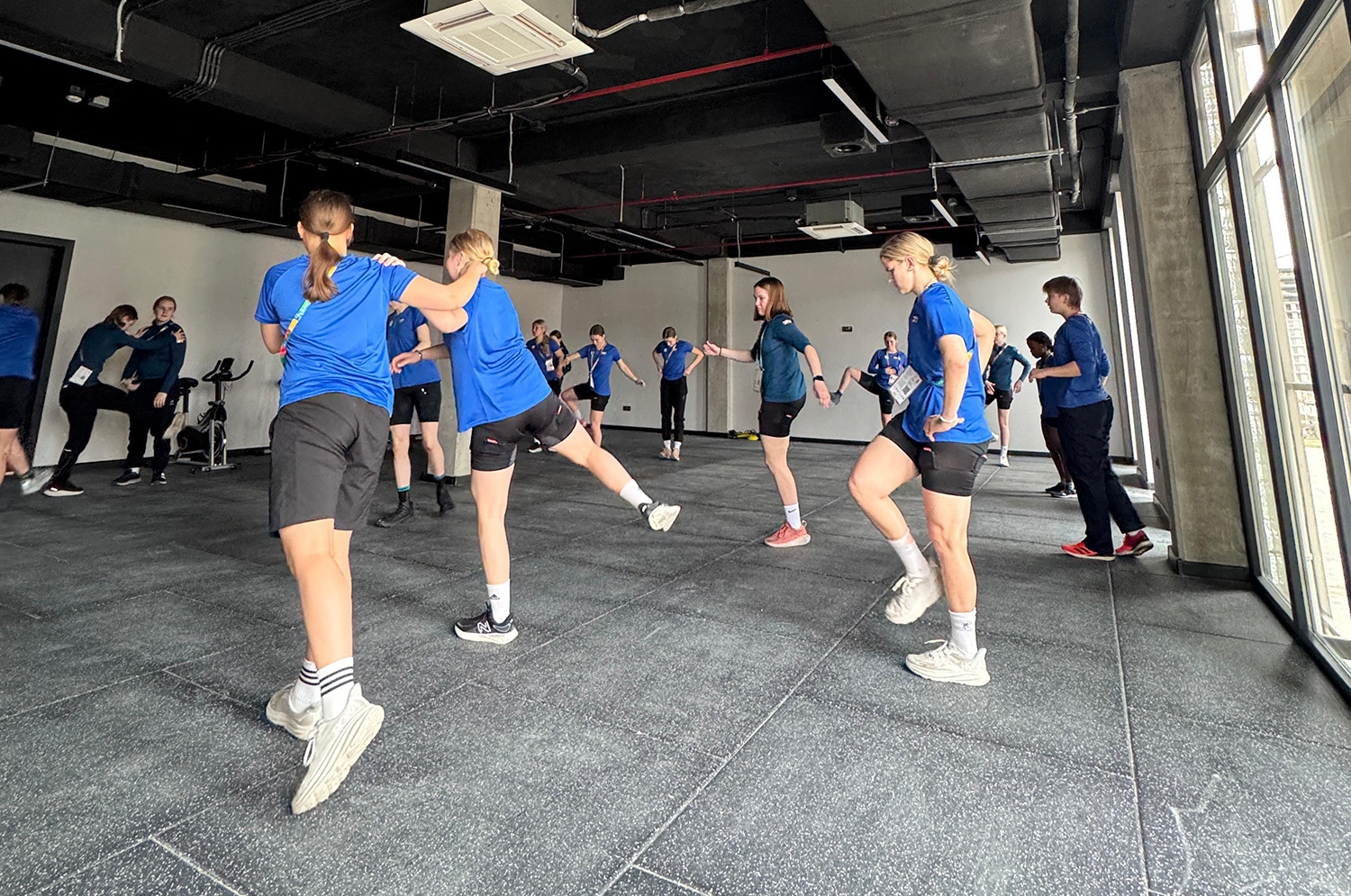 Tyttöjen joukkue valmiina Euroopan nuorten olympiafestivaalien avausotteluun – Valmentaja Juuso Nieminen: ”Odotamme innolla, mitä peli tuo tullessaan”