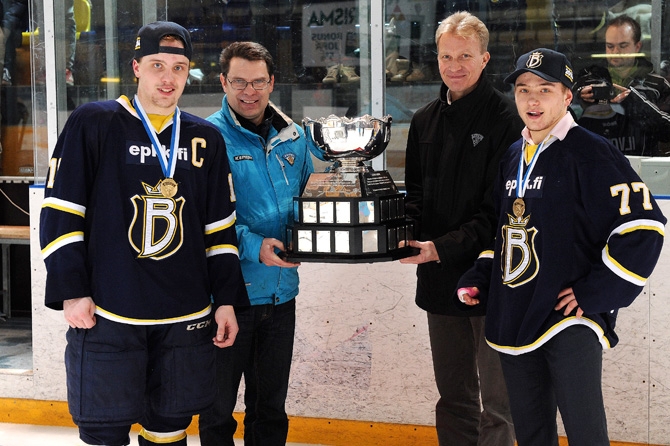 Legacy Bowl -pokaalin ojensivat Jääkiekkoliiton kilpailupäällikkö Pirkka Antila (2. vas.) ja liittohallituksen jäsen Mika Anttonen (2. oik.). Vasemmalla Teemu Pulkkinen ja oikealla Mika Ilvonen.