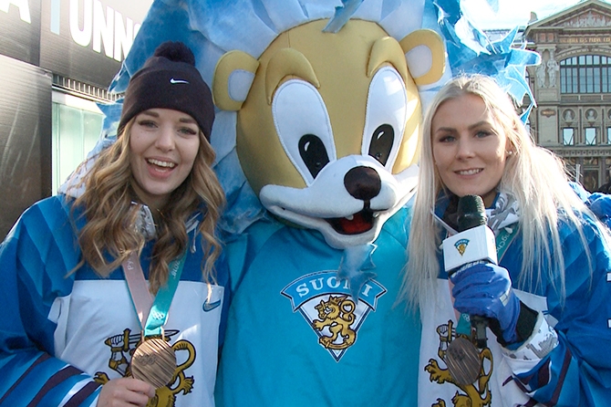 Naisleijonat loistivat kilpaa auringon kanssa Helsingin rautatieaseman Jääpuistossa - katso video!