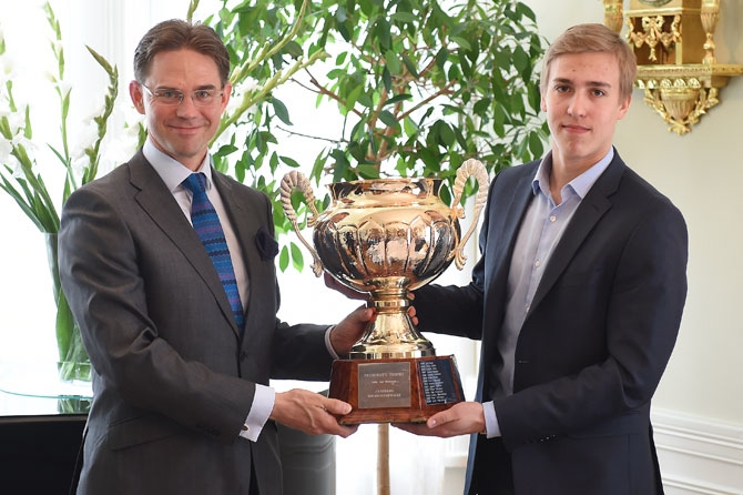 Teuvo Teräväinen vastaanotti President's Trophyn - "Käyty salilla, jaksaa kantaa"
