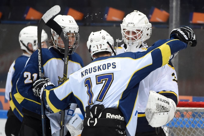 CSM: Kärpät ja TPS Final Fouriin - Kahdessa parissa jatketaan maanantaina - Kärppien Sedlák hurjassa iskussa