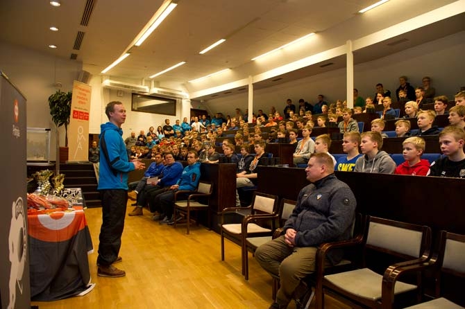 Tommi Niemelä toimii vuonna 2000 syntyneiden ikäluokan maajoukkuevalmentajana kaudella 2015-16. Pohjola-leirin pelaajista osa nähtäneen hänen joukkueessaan.