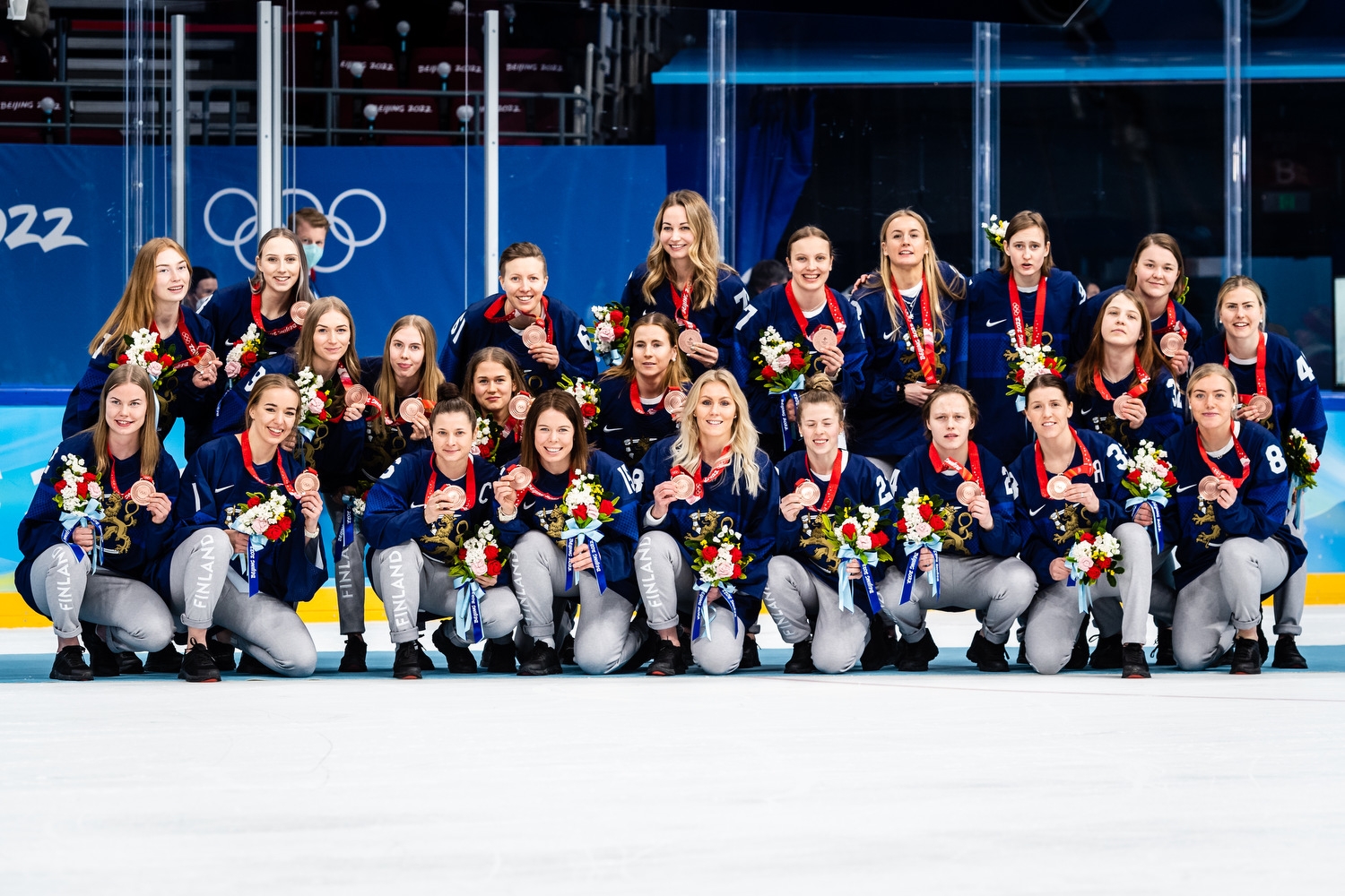Pronssit kaulaan! Laukauksia Naisleijonien mitaliseremoniasta – Kuvagalleria