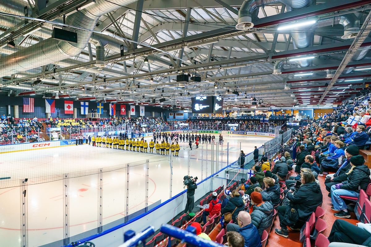 Alle 18-vuotiaiden tyttöjen MM-kisoijen välierät pelataan lauantaina ja mitalipelit sunnuntaina.