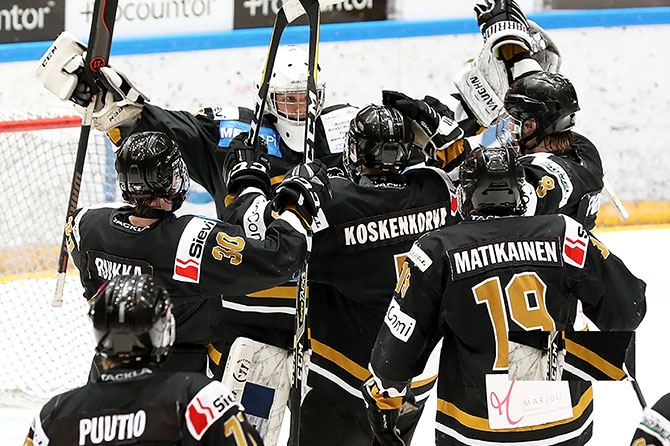 Kärppien pelaajat tuulettivat Raksilassa voittoaan KooKoosta.