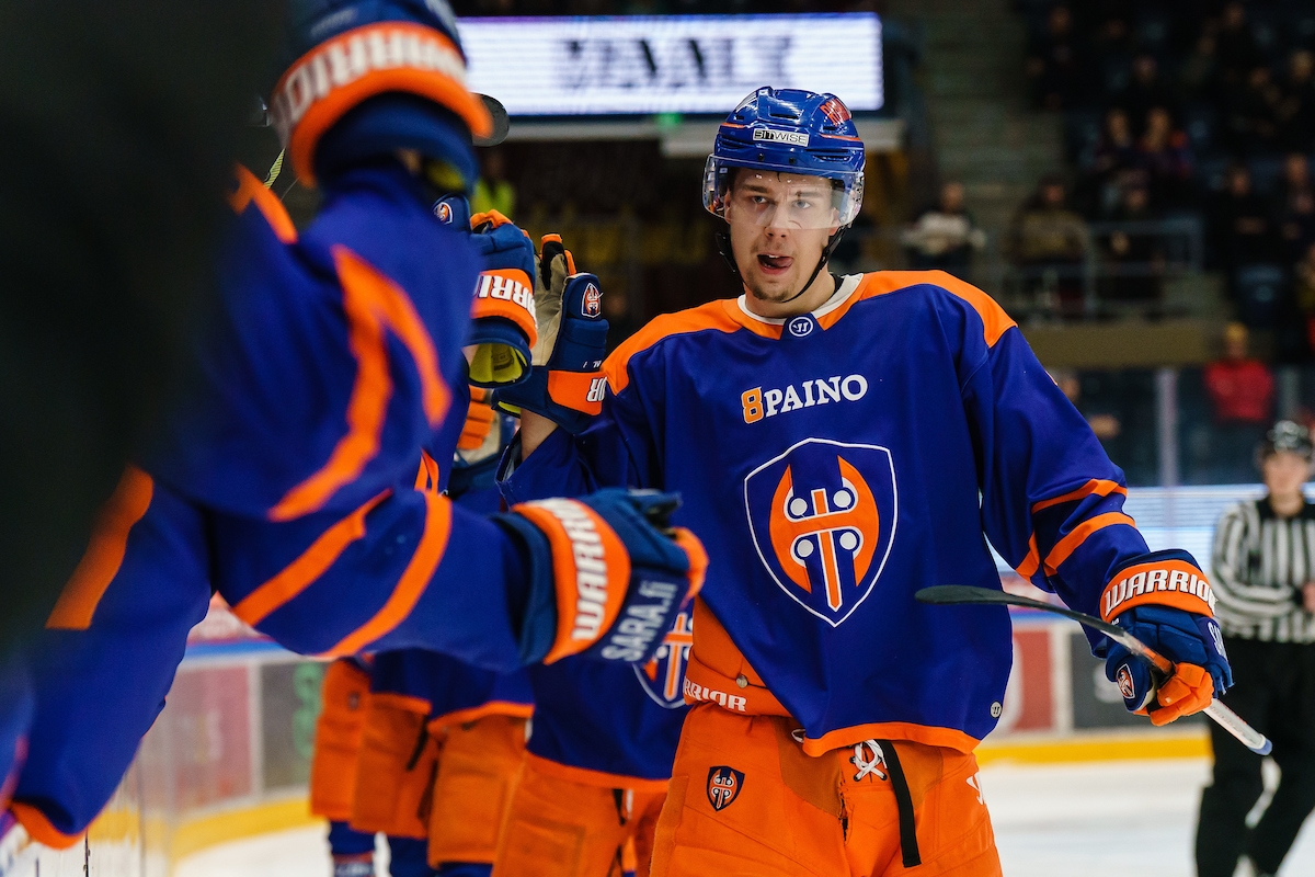 Oskari Luoto viimeisteli Tapparan voittolukemiksi 2-1.