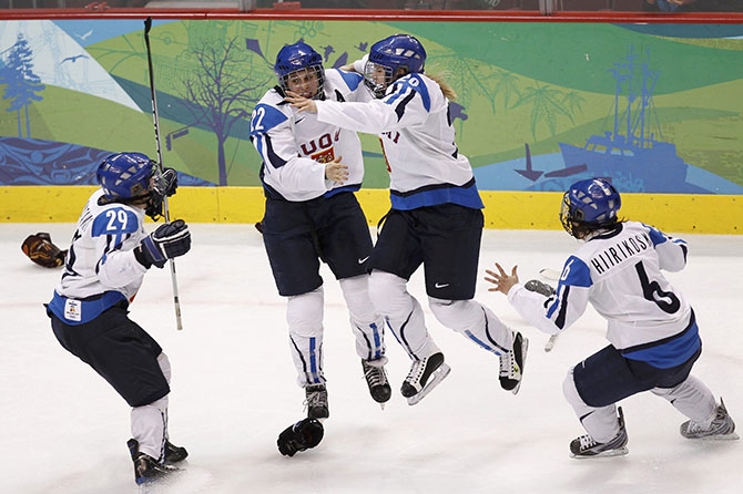 Naisleijonien historian riemukkain voitontanssi? Karoliina Rantamäki on ratkaissut pronssiottelun.