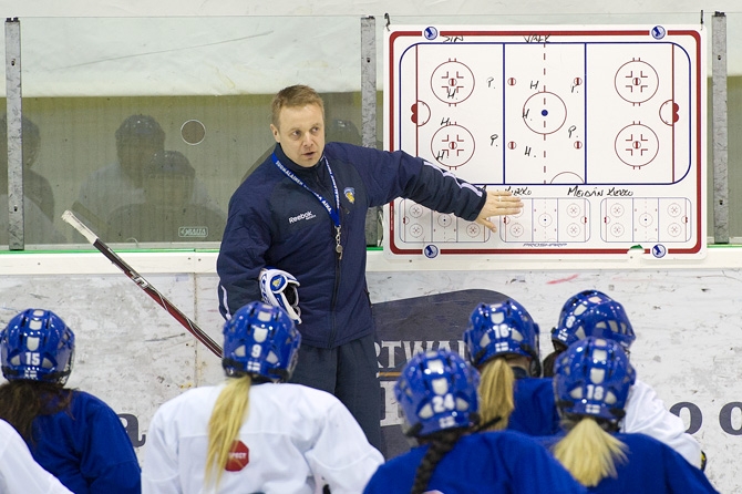 Tyttöleijonien päävalmentaja Toivola: "Ottaa pattiin!"