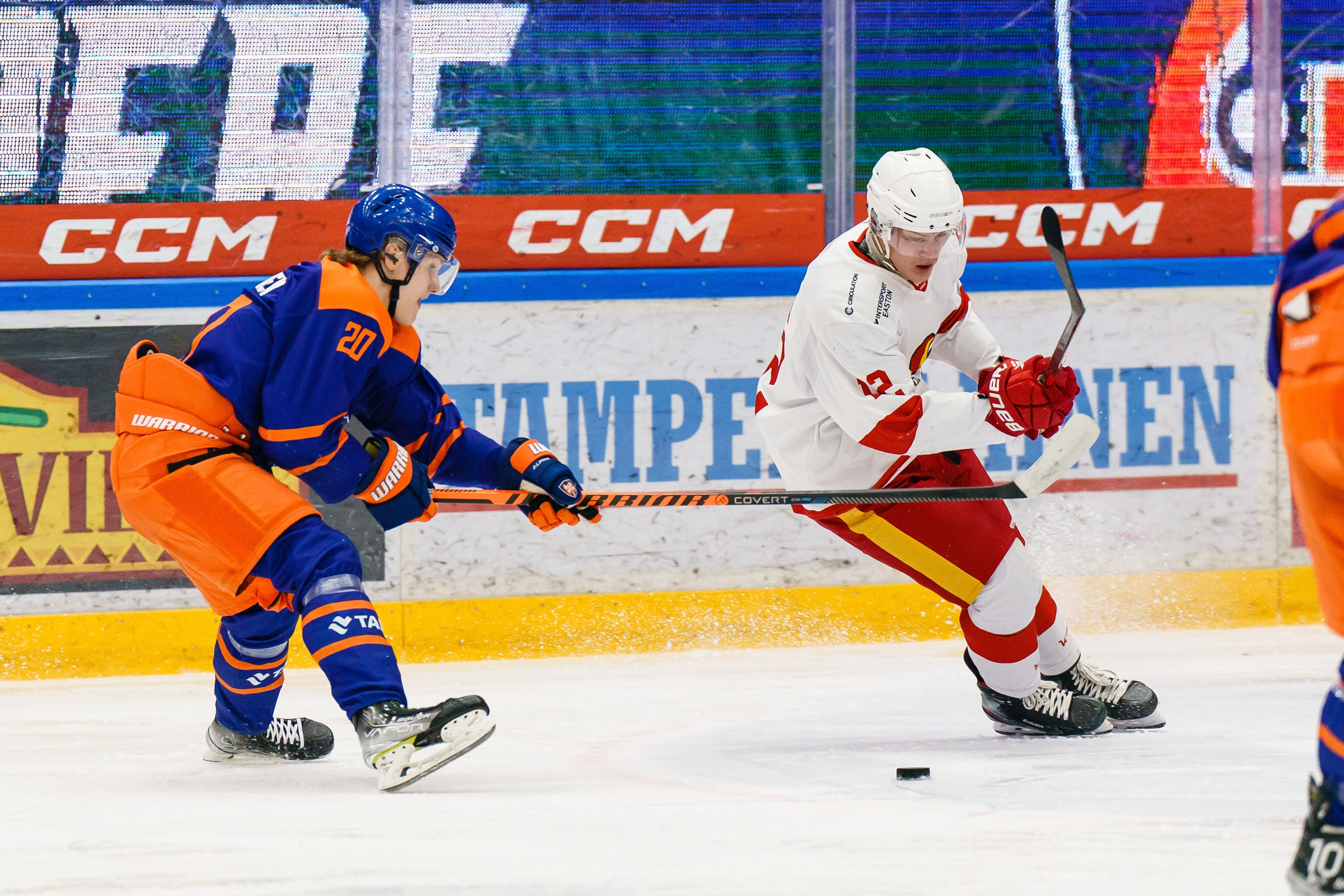 Tapparan Oiva Keskinen (20) ja Jokerien Nestor Noiva (12) kamppailevat kiekosta.