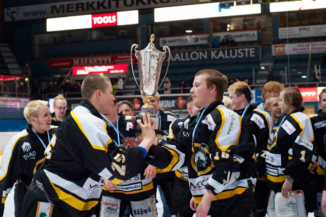 Kärpät juhlii C-nuorten Suomen mestaruutta