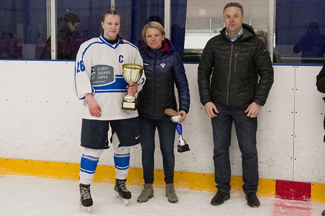 Team Kuortaneen kapteeni Kiia Nousiainen otti vastaan mestaruuspokaalin. Palkinnon ojensivat Jääkiekkoliiton hallituksen jäsen Emma Terho sekä Naisleijonien valmentaja Juuso Toivola.