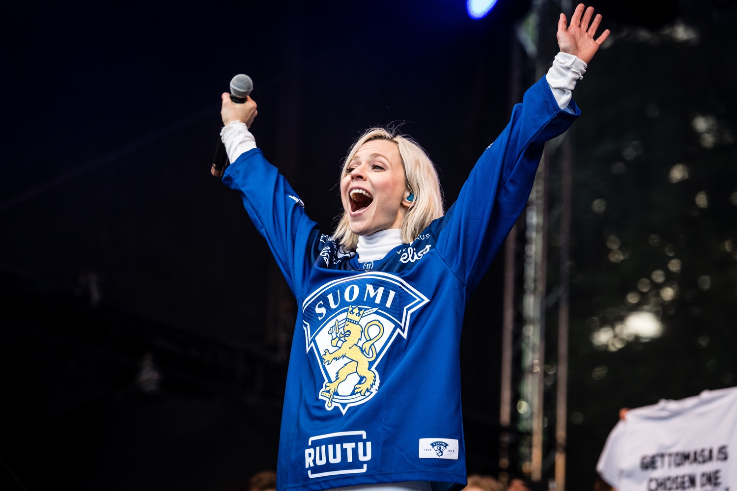 Kiitos esiintyjät! Kuvia Kaisaniemen puiston kansanjuhlasta
