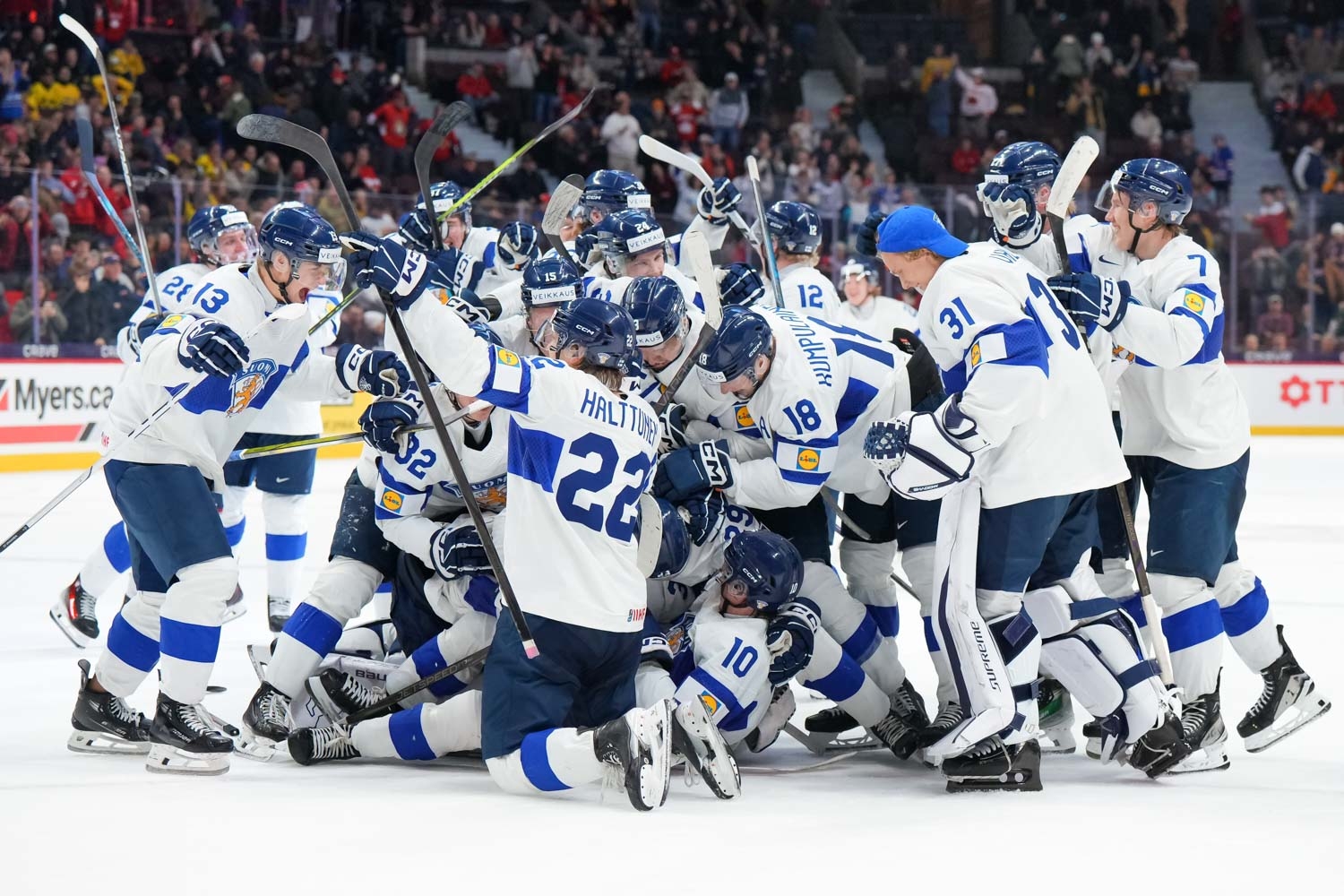 Jossain kasan keskellä on voittomaalin tekijä Benjamin Rautiainen.