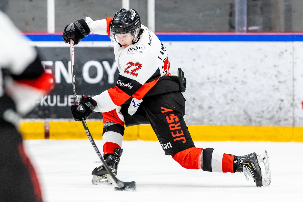 Pyryn Niko Lamminsivu oli kahdella maalillaan ratkaisuroolissa Suomi-sarjan ensimmäisessä loppuottelussa.