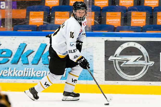 Kärppien Tuukka Tieksola teki Pelicansia vastaan kaksi maalia.