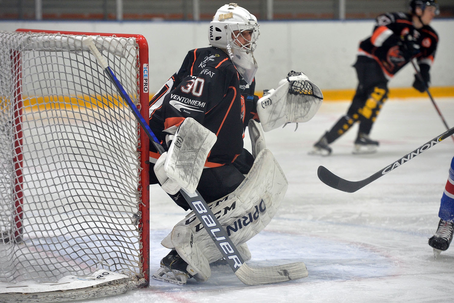 Haukkojen Samu Mäkinen palkittiin Suomi-sarjan parhaana pelaajana ja maalivahtina. 