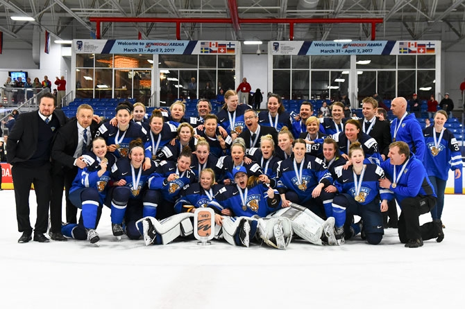 Vuoden 2017 naisten MM-joukkue jää Suomi-kiekon historiaan - Nämä pelaajat ottivat ensimmäisen voiton Kanadasta - Katso nimilista!