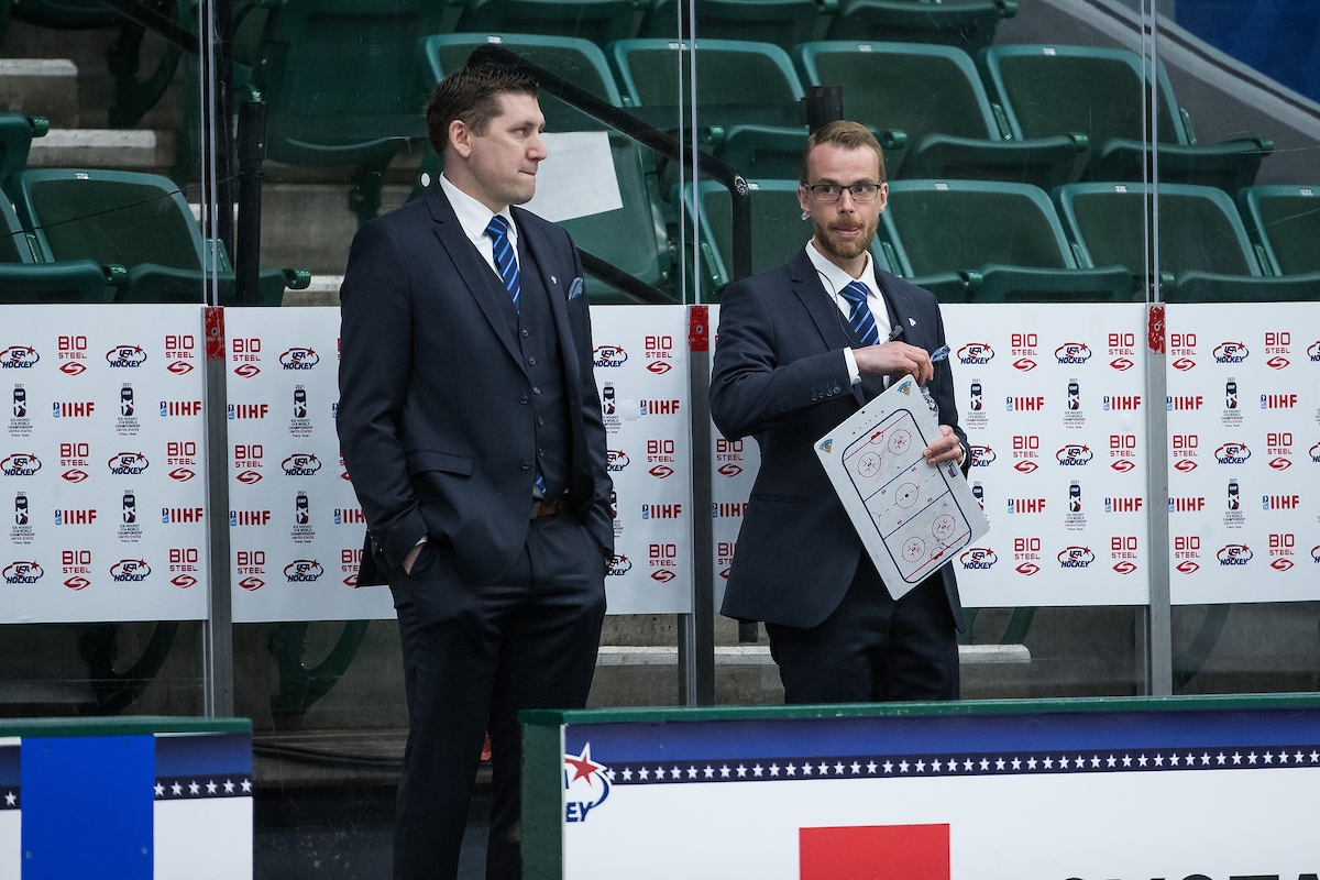 Pikkuleijonat taipui Ruotsille pronssiottelussa – Petri Karjalaisen haastattelu IIHF:n mediatilaisuudessa