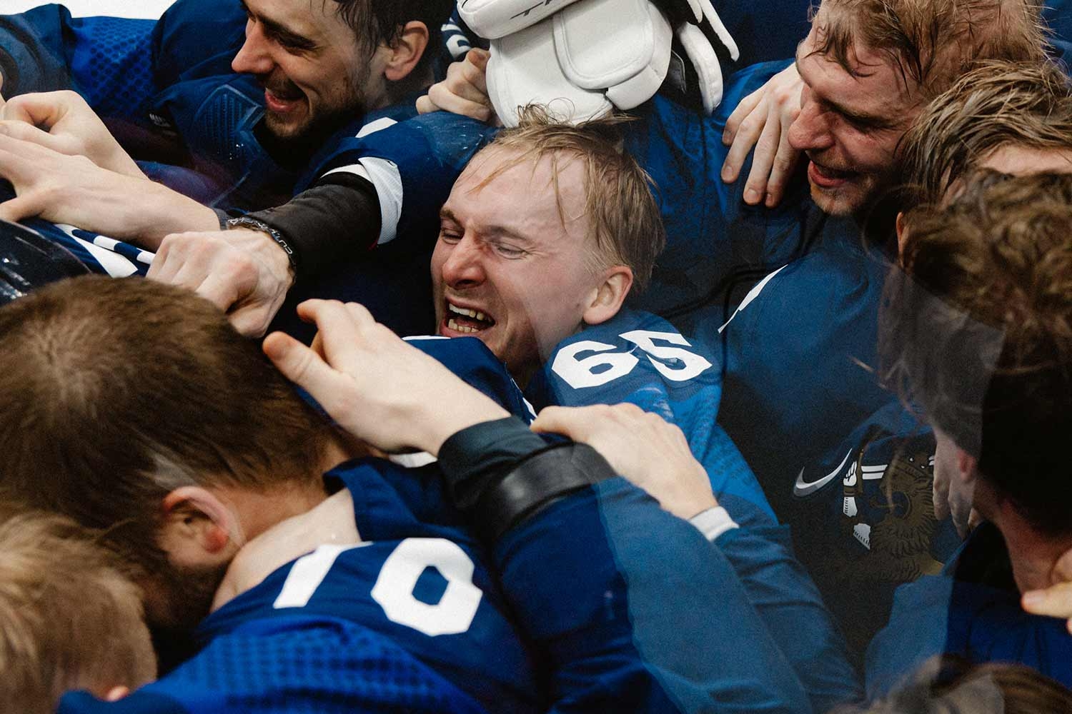Sakari Manninen puristuksissa loppusummerin soitua.