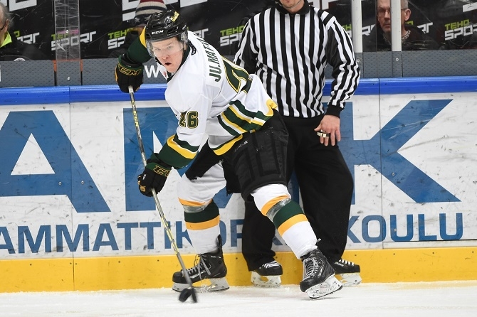 Ilveksen Julius Mattila rohmusi pisteet 1+2 ensimmäisessä loppuottelussa.