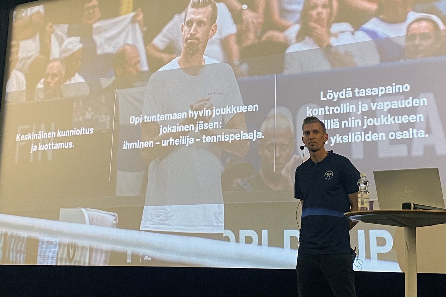 Jarkko Nieminen painotti valmentavansa tiiminsä yksilöitä ensisijaisesti ihmisenä.
