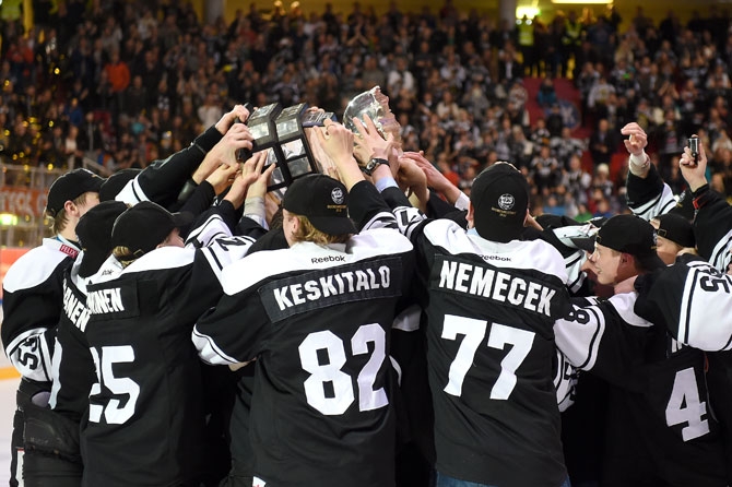 Nuorten SM-liigan voittopokaali Legacy Bowl sai TPS:n pelaajien jakamattoman huomion.