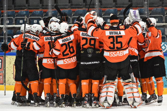 HPK:n pelaajat piirittivät pelin päätyttyä maalivahti Ukko-Pekka Luukkosen. Nollapeliin vaadittiin 24 torjuntaa.