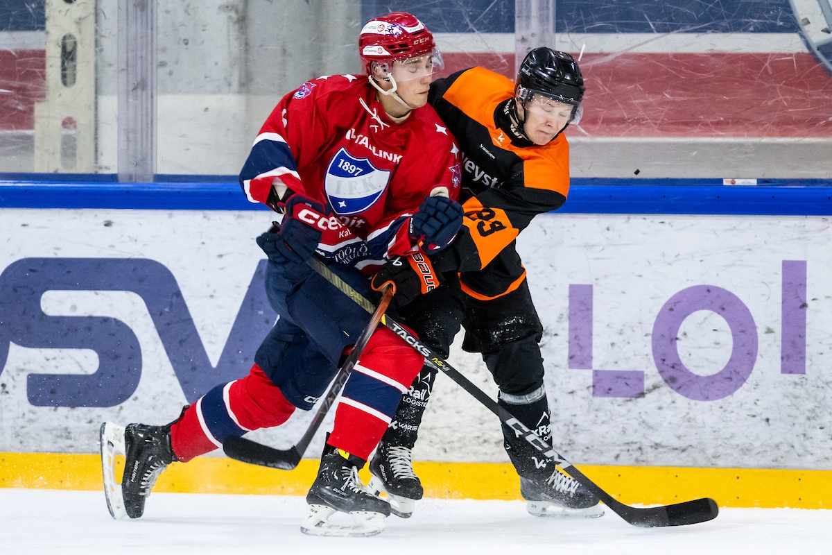 KooKoon Manu Mäkelä (oik) ja HIFK:n Eero Hyytiäinen ottavat mittaa toisistaan.