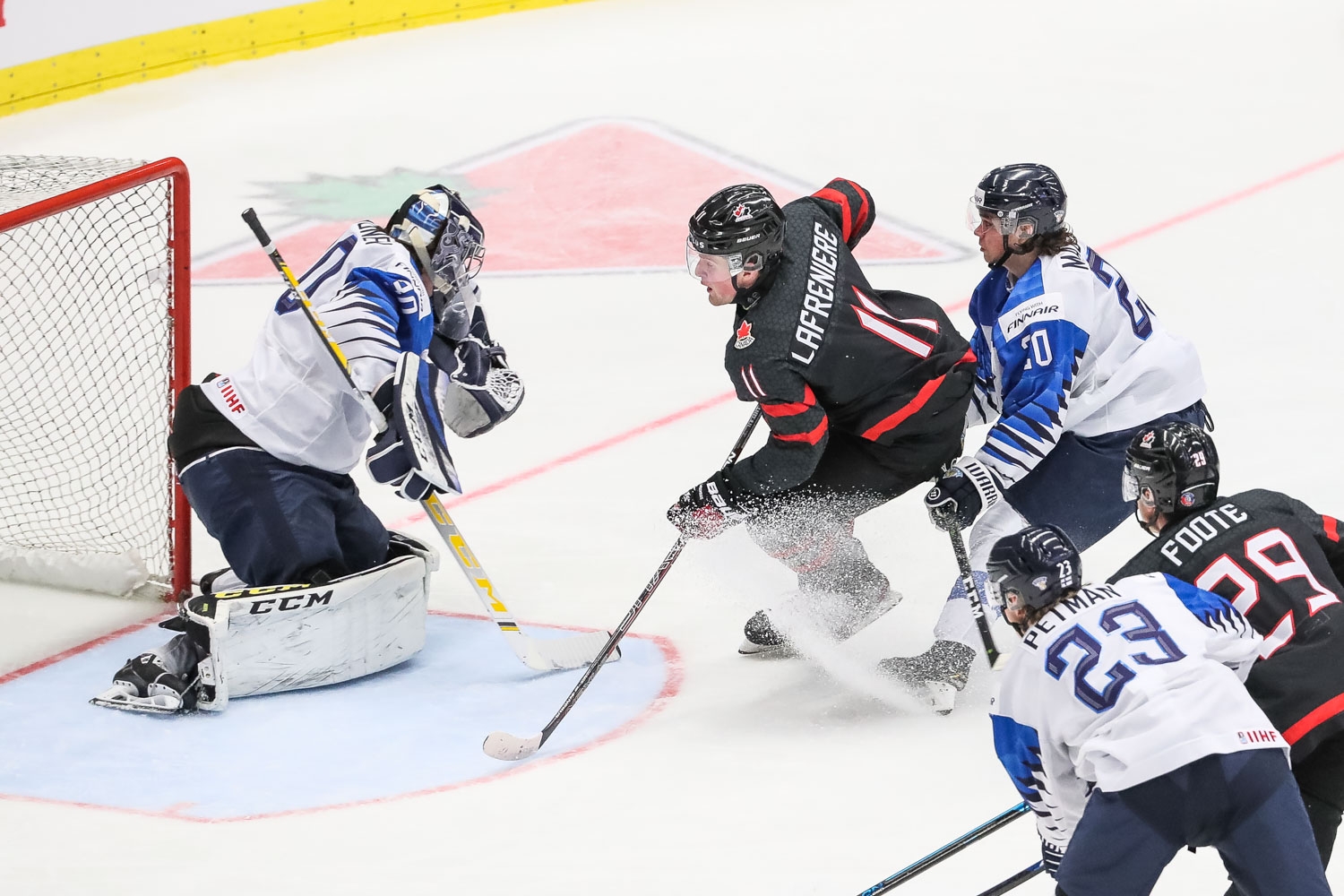 Nuorten Leijonien kultaunelma mureni – Kanadalla hurja startti MM-välierässä – Näin ottelu eteni