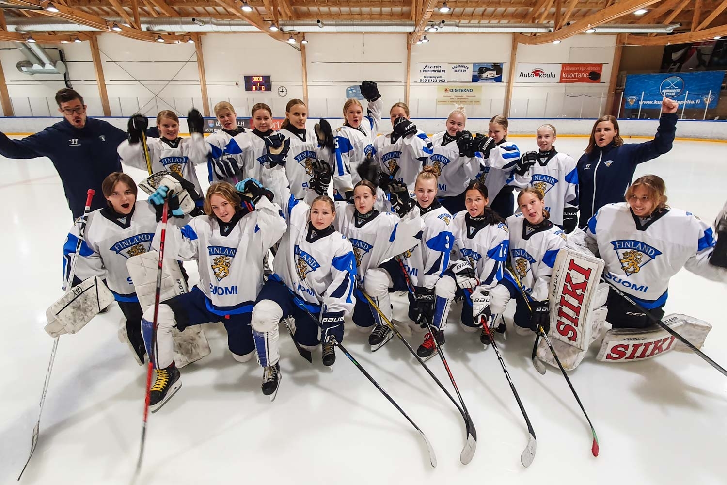 Meerit, Petut, Ronjat ja Sannit – Tyttöjen Pohjola-leirin joukkuekuvat