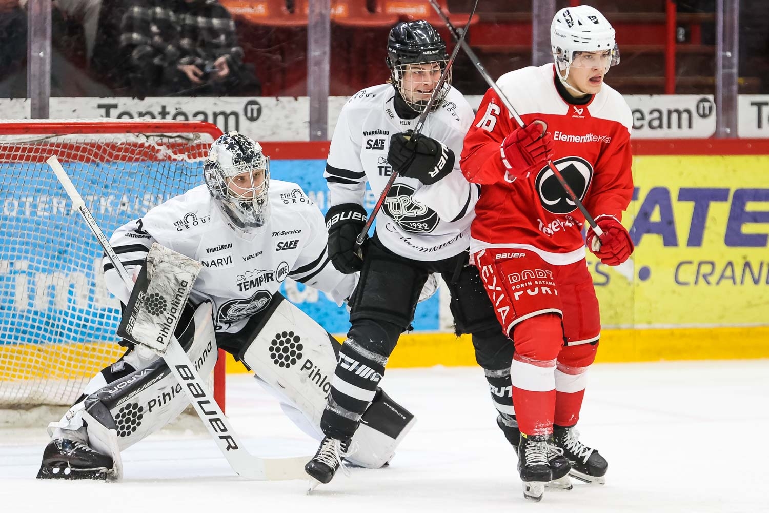 Mitja Jokinen (kesk.), Ässien Nestor Noiva ja maalivahti Noa Vali maanantain toisessa finaaliottelussa.